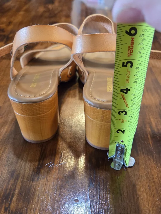 CUSHIONAIRE Sloan Faux Wood Sandals Honey Size 7.5 cottegcore whimsy boho - Picture 4 of 7